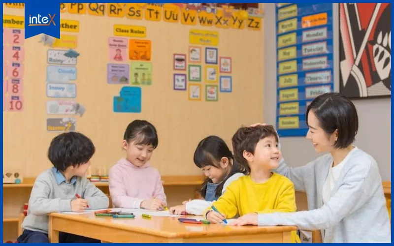 Trẻ mầm non tham gia hoạt động học STEM sáng tạo tại lớp học.