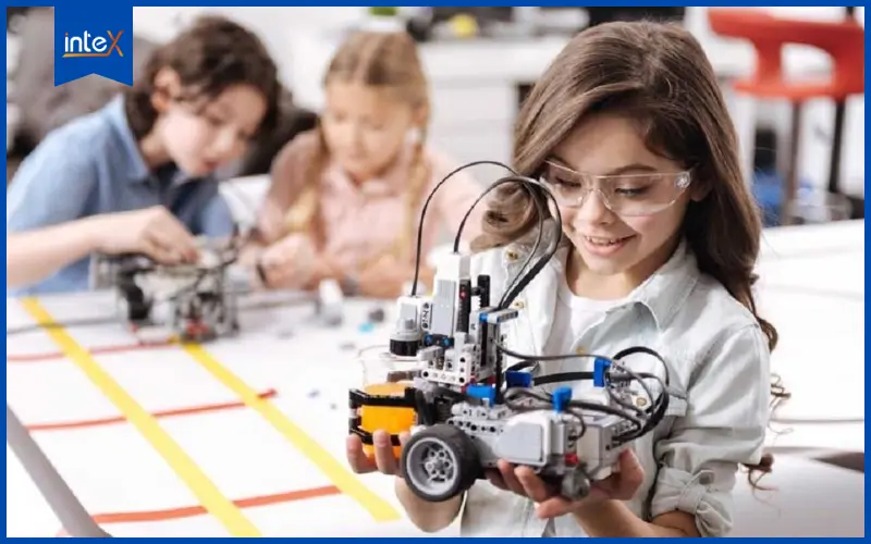 Học sinh tiểu học tham gia hoạt động giáo dục STEM phát triển kỹ năng công nghệ