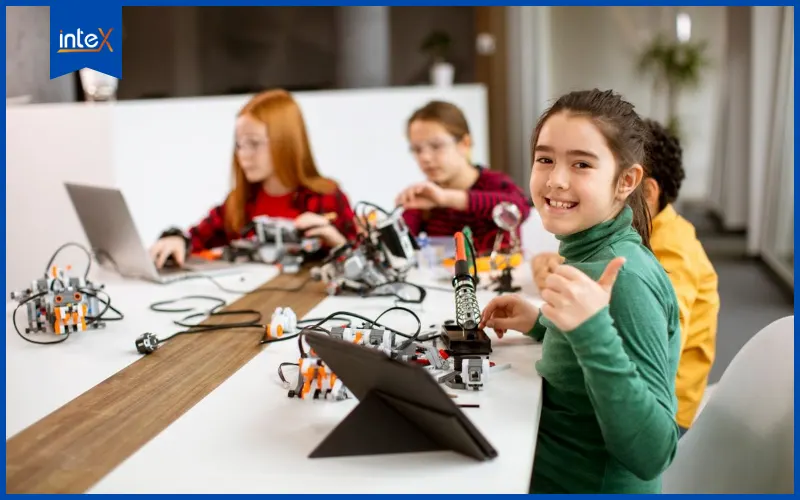 Hình ảnh minh họa bé đang tham gia lớp học STEM
