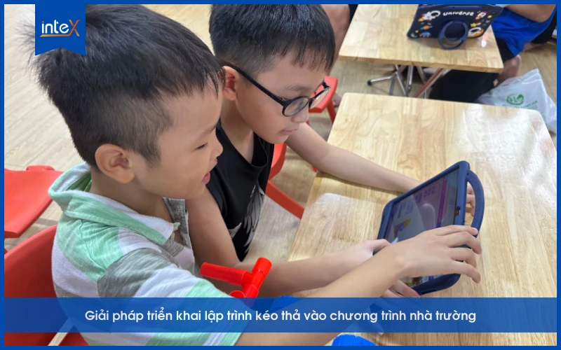 Học sinh tiểu học trải nghiệm lập trình kéo thả trên máy tính bảng trong chương trình STEM tại trường học