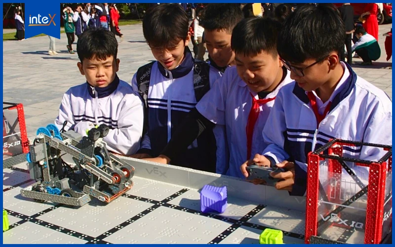 Học sinh háo hức tham gia cuộc thi lập trình và điều khiển Robot