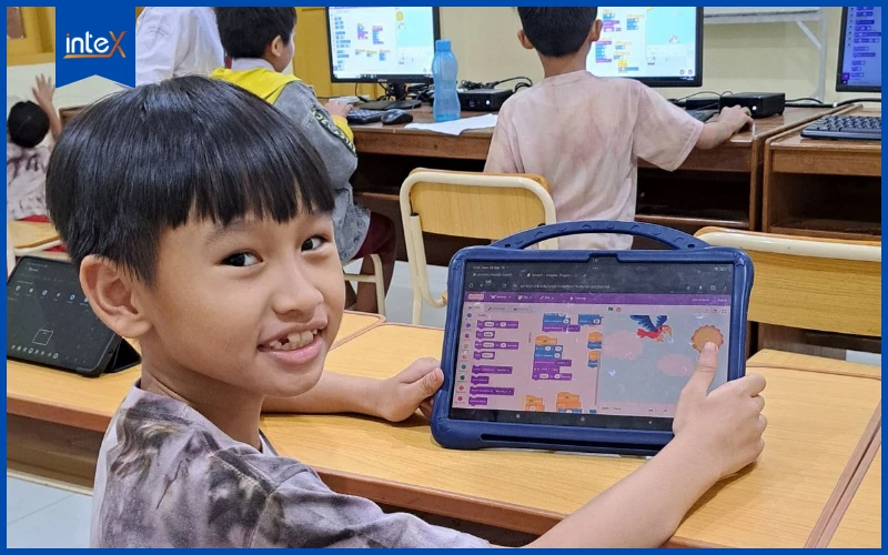 Học sinh tiểu học và lớp học lập trình scratch trực quan