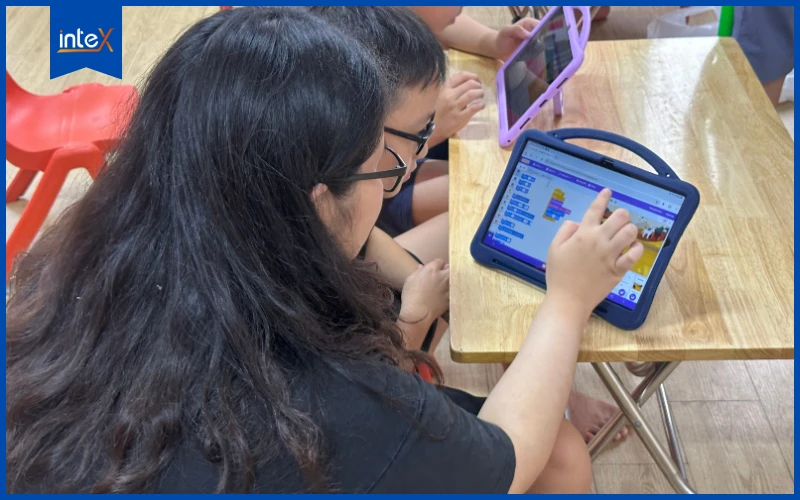 Học sinh tiểu học học lập trình kéo thả bằng Scratch trong lớp học