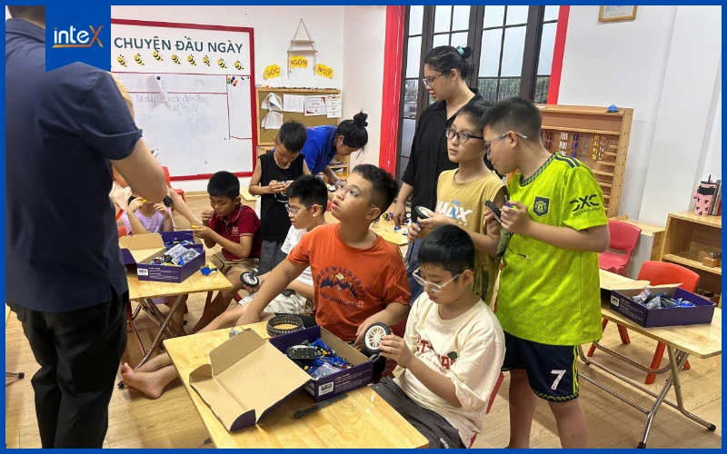 Lớp học robotics cho trẻ em