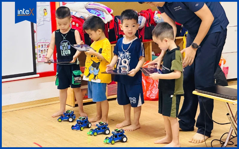 Lớp học vỡ lòng robot cho em tại inteX