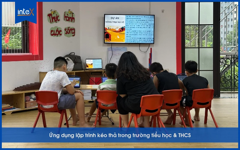 Học sinh tiểu học và THCS tham gia tiết học ứng dụng lập trình kéo thả trong lớp học