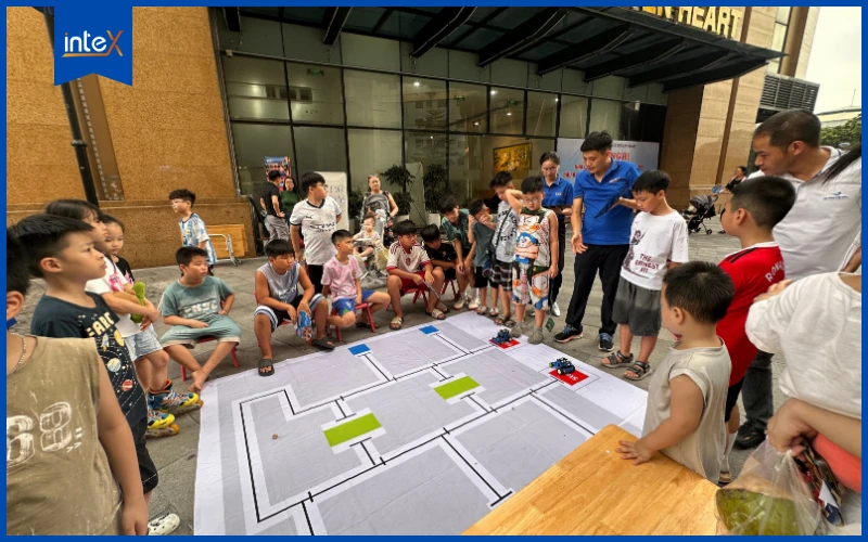 Robot thông minh được lập trình bằng ngôn ngữ coding để thực hiện các nhiệm vụ tự động
