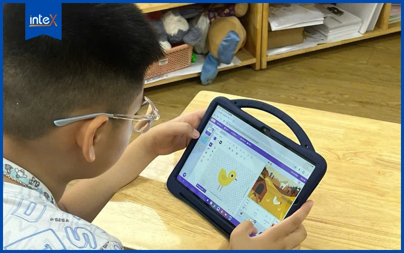 Học sinh học lập trình Scratch trên máy tính bảng