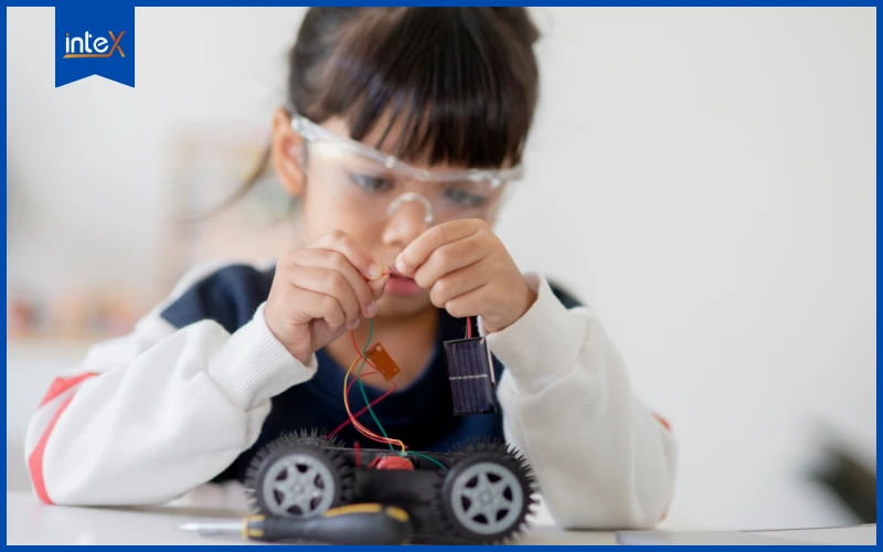 Mô hình STEM công nghệ giúp học sinh rèn luyện tư duy sáng tạo và kỹ năng thực hành qua trải nghiệm khoa học, kỹ thuật và lập trình.