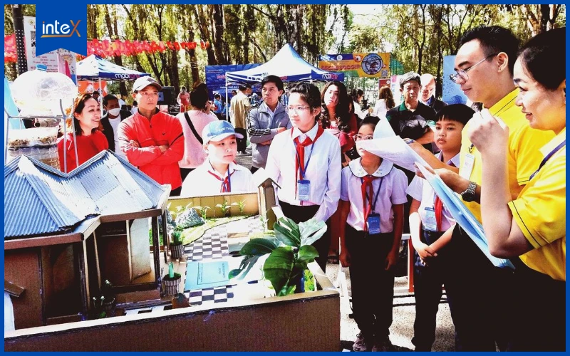 Học sinh tiểu học tham gia lớp STEM truyền thống tại inteX, thực hành thí nghiệm và lắp ráp mô hình khoa học.