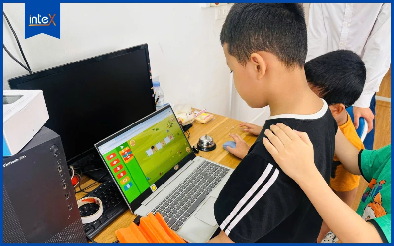 Học sinh tiểu học trải nghiệm phần mềm lập trình kéo thả tại lớp học inteX