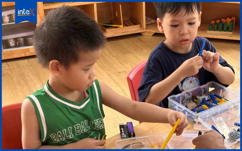 Học sinh lập trình robot trong lớp STEM hiện đại, hứng thú và sáng tạo