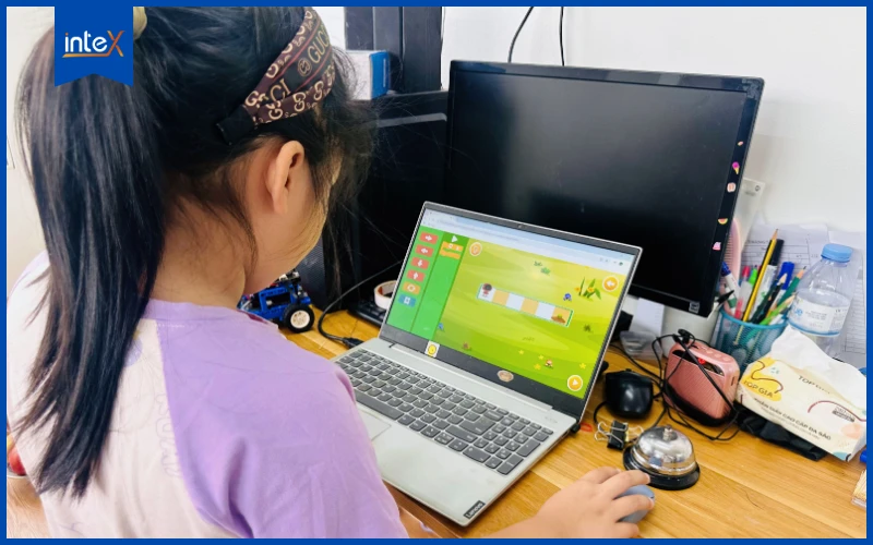 Học sinh trải nghiệm lập trình kéo thả Scratch trong giáo dục STEM năm 2025