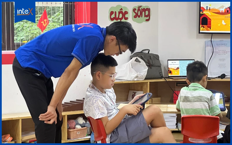 Giáo viên cùng học sinh thực hành Scratch trong lớp STEM, minh chứng cho xu hướng giáo dục hiện đại