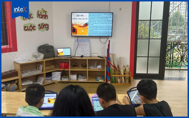Học sinh tham gia lớp học lập trình Scratch trên máy tính