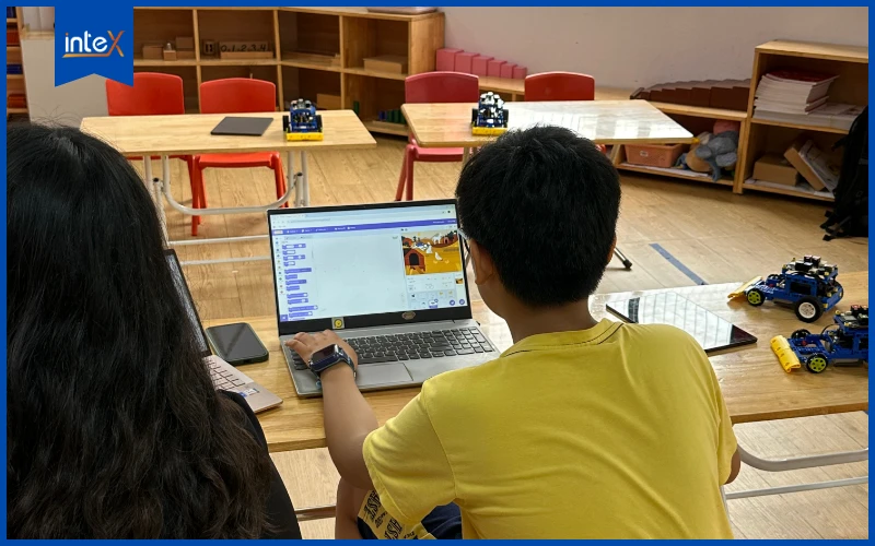 Phụ huynh đồng hành cùng con trong quá trình học lập trình tại nhà
