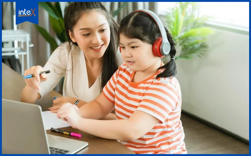 Phụ huynh hướng dẫn con học lập trình online