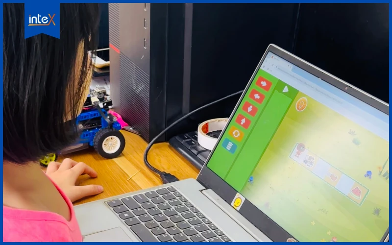 Trẻ em học lập trình robot online trên máy tính với nền tảng Scratch