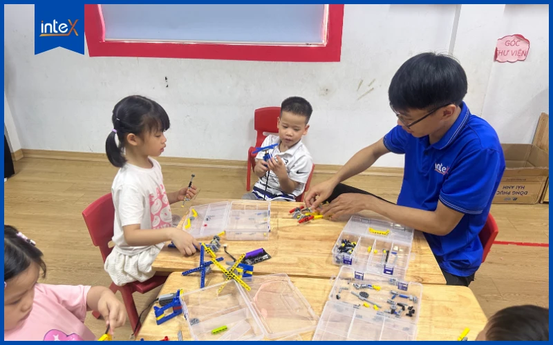 Trẻ mầm non tham gia hoạt động STEM Robotics cùng giáo viên, lắp ghép robot trong lớp học.