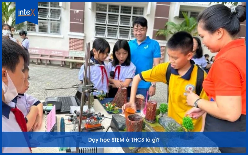 Học sinh THCS tham gia hoạt động STEM ngoài trời cùng giáo viên, thảo luận và thực hành theo nhóm