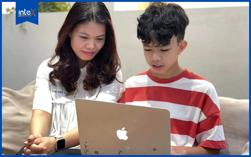 Phụ huynh hướng dẫn con áp dụng giải pháp học lập trình online hiệu quả tại nhà