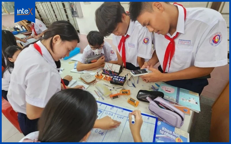 Nhóm học sinh THCS tham gia hoạt động STEM, cùng nhau lắp ráp và thảo luận trong giờ học