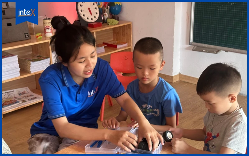 Trẻ say mê học STEM dưới sự hướng dẫn đầy sáng tạo của giáo viên