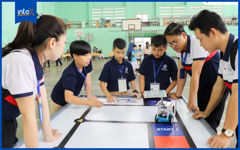 Nhóm bạn trẻ tập trung làm dự án trên lớp