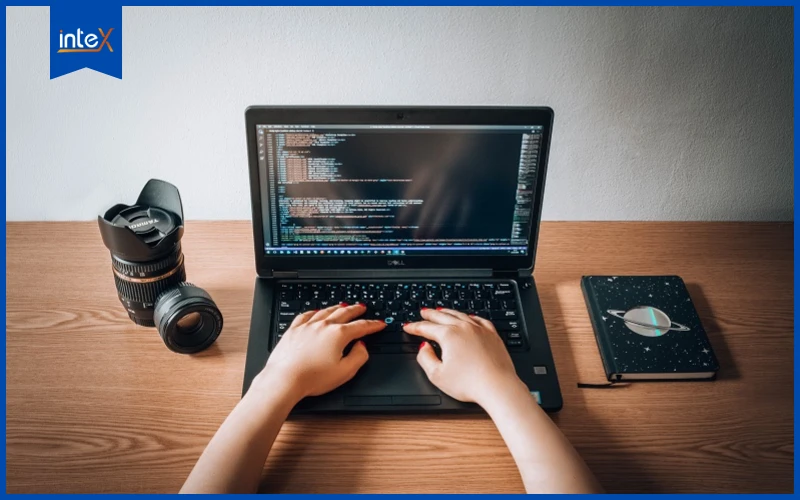 Học sinh làm quen với IoT thông qua lập trình máy tính.
