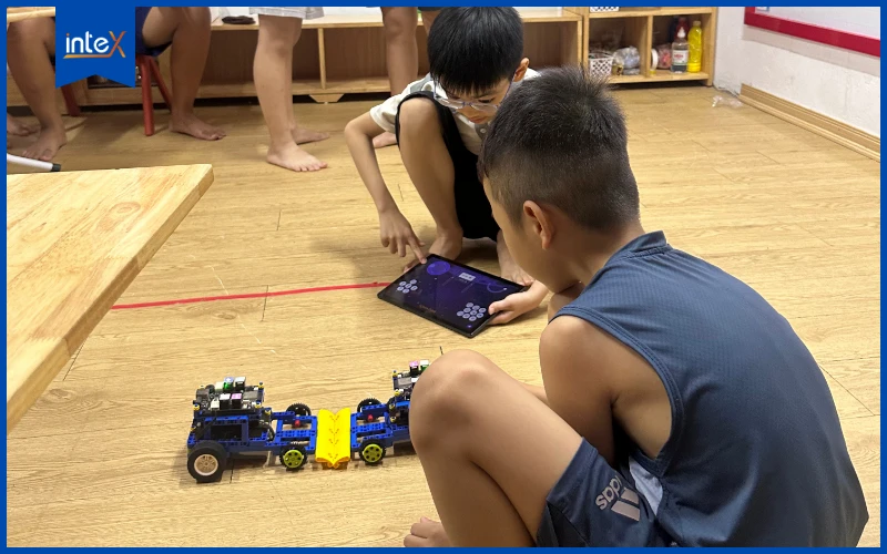 Học sinh trải nghiệm giáo dục STEM theo định hướng năng lực.