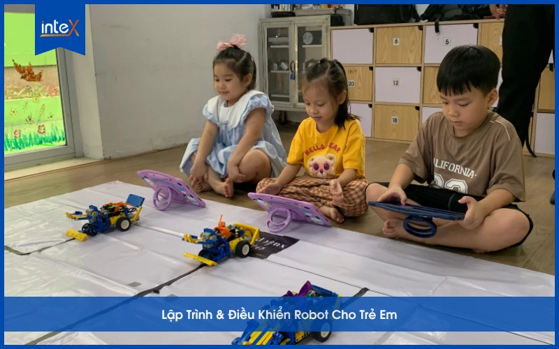 Trẻ em học lập trình và điều khiển robot trong lớp học STEM