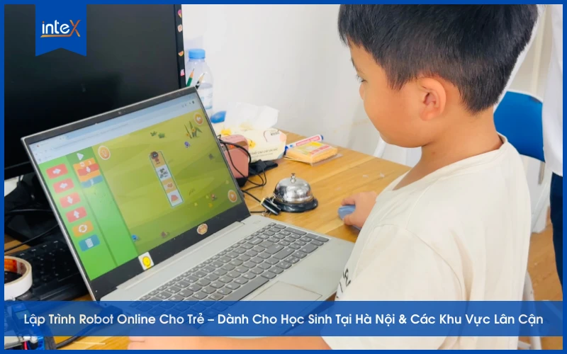 Học sinh tiểu học tham gia khóa học lập trình robot online trên máy tính tại Hà Nội