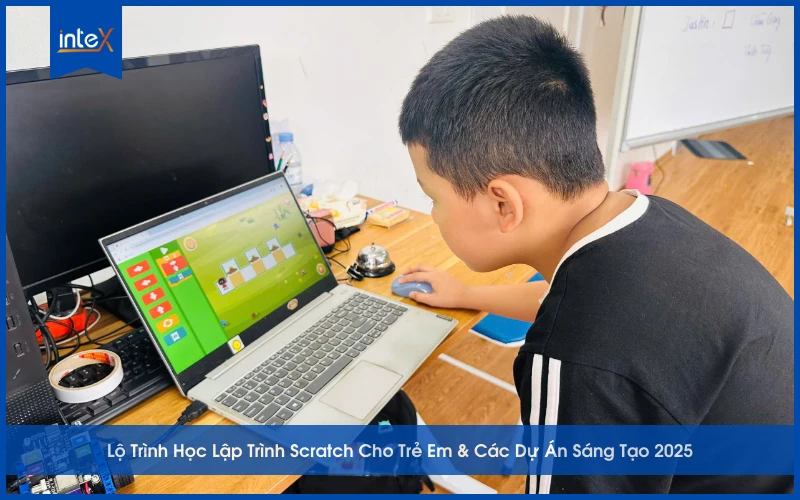 Trẻ em học lập trình Scratch trên máy tính với dự án sáng tạo