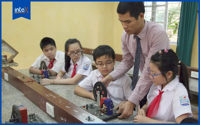 Giáo viên hướng dẫn học sinh THCS trong giờ học STEM, các em thảo luận và làm bài tập nhóm.