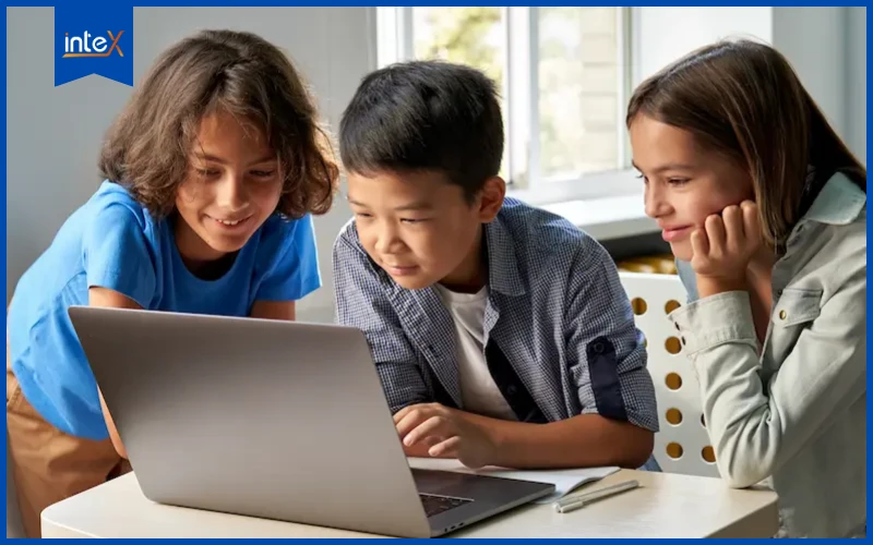 Các bé say mê học Python cùng nhau trong giờ học