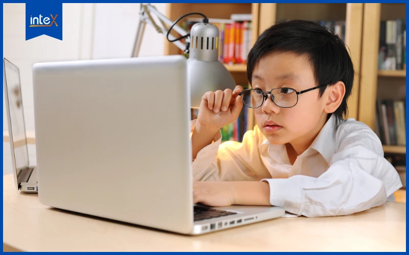 Trẻ em tập trung học Python Online trên máy tính