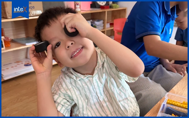 Trẻ nhỏ tham gia lớp học trực tiếp tại trung tâm, vui vẻ trải nghiệm hoạt động học tập