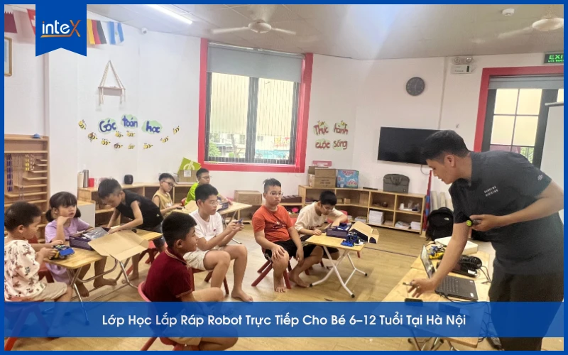 Lớp học lắp ráp robot trực tiếp cho bé 6–12 tuổi tại Hà Nội, giáo viên hướng dẫn trẻ em thực hành STEM trong lớp học
