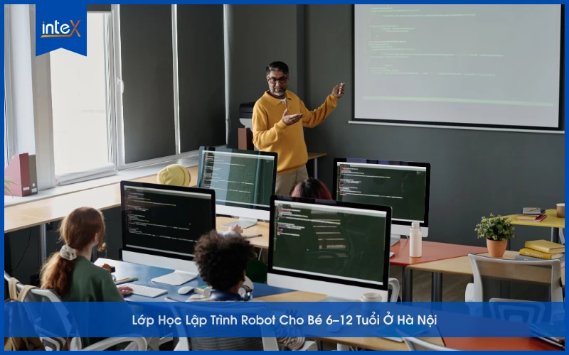 Lớp học lập trình robot cho bé 6–12 tuổi tại Hà Nội với giáo viên hướng dẫn và học sinh thực hành lắp ráp robot