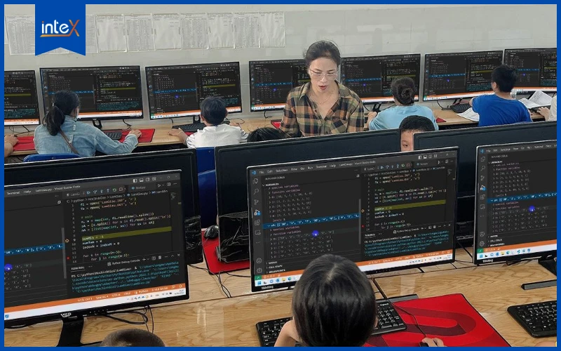 Lớp học lập trình tại trường học
