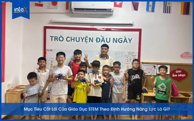 Học sinh tham gia lớp học STEM, cùng nhau chụp ảnh tập thể trong không khí vui tươi