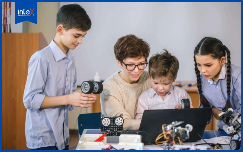 Nhóm học sinh cùng nhau lập trình robot trong lớp học