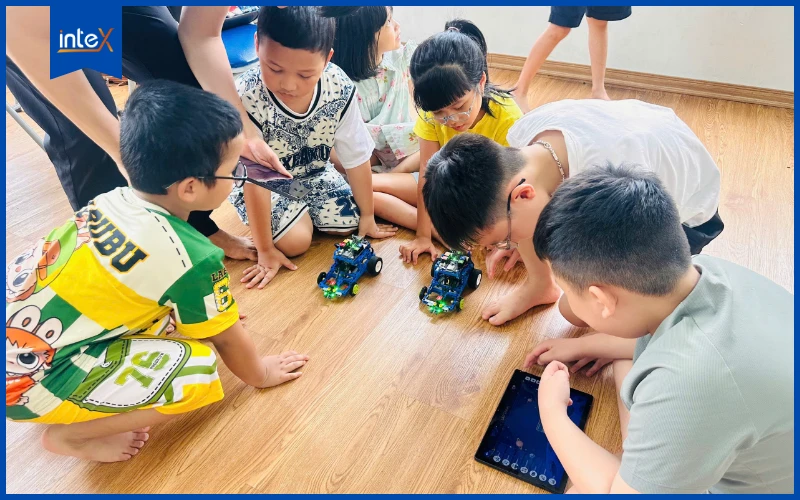 Trẻ em học STEM Robotics rèn luyện kỹ năng mềm, kiên nhẫn và tư duy phản biện.