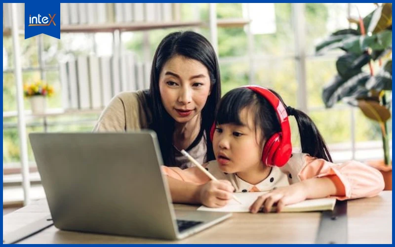 Phụ huynh đồng hành cùng con học Python online trên laptop.