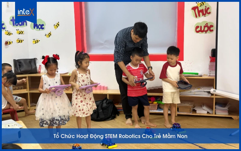 Giáo viên tổ chức hoạt động STEM Robotics cho trẻ mầm non trong lớp học