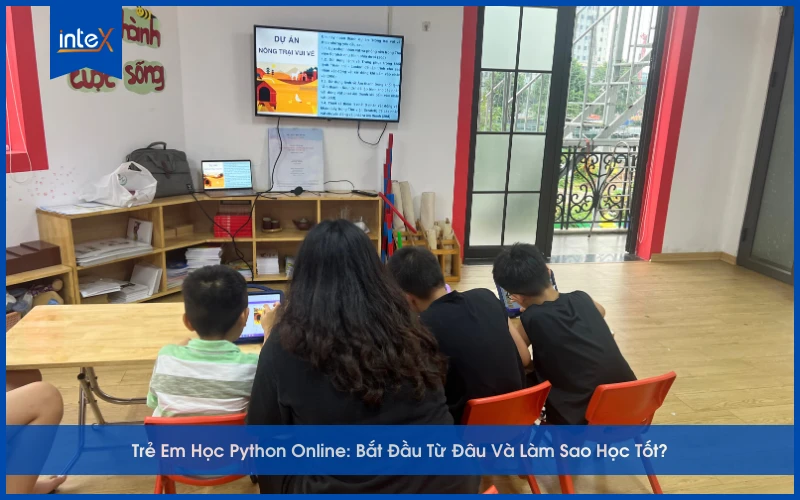 Hình ảnh trẻ em học Python online trong lớp STEM, bắt đầu làm quen với lập trình cơ bản.