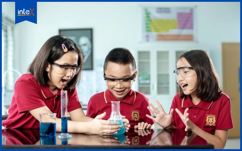 Trẻ được thử sức trải nghiệm những kiến thức mới trong lớp STEM