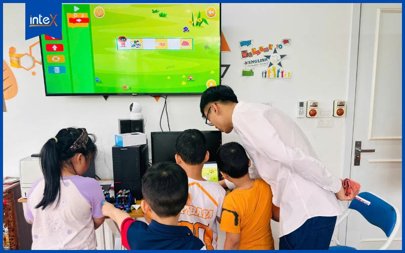 Trẻ em mầm non làm quen tư duy lập trình với môn STEM Junior