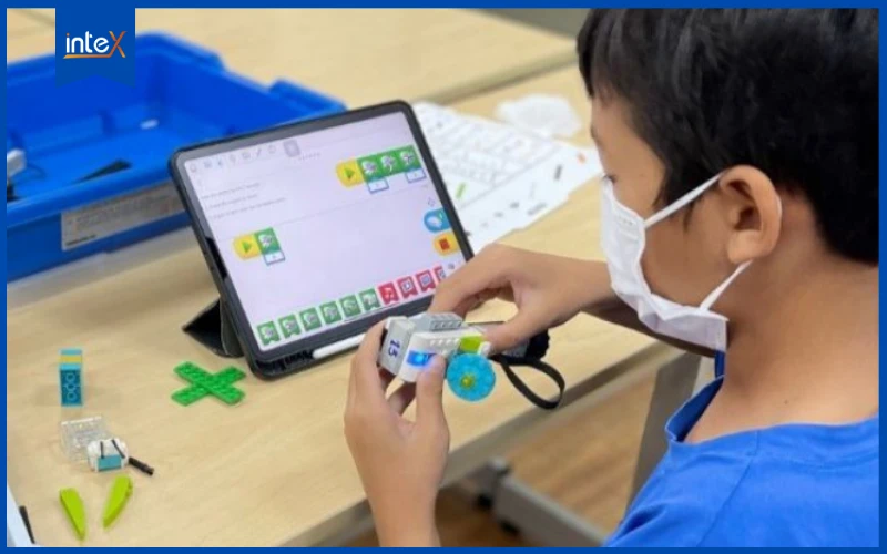 Trẻ học lắp ráp và lập trình robot