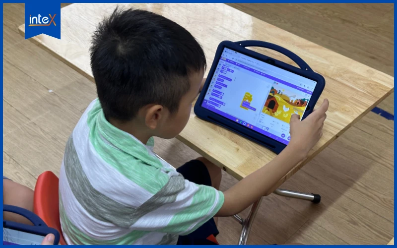 Trẻ học lập trình Scratch